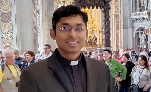 Padre George si presenta alla Comunità